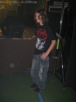 Junger Fan zeigt Sachverstand mit Obituary T-Shirt