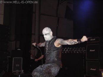 PRIMORDIAL Sänger Alan zeigt eine gute Show