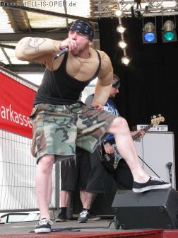Pete Mosh mit Muskelprotzverkleidung wird mit Hardcore gerockt wie Sau