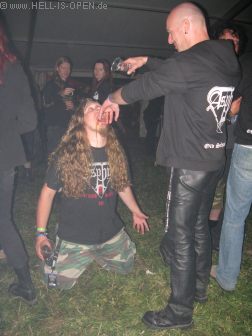 02:56 Uhr K&uuml;sse den Ring des Urpapstes, bekanntes Ritual ;-)