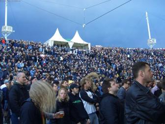 Ein Blick ins Rund w&auml;hrend Overkill es krachen lassen.