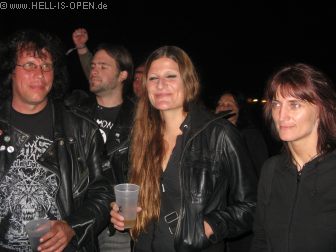 Fans bei Mr. Thatcher die Iron Maiden Cover Band