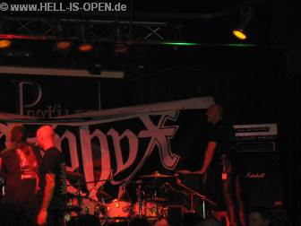 Das Aufh&auml;ngen des Asphyx Banner (5mx6m) gestaltete sich etwas schwierig auf der kleinen B&uuml;hne :-)