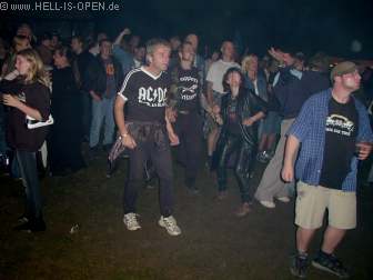 HOLEFULL OF LOVE und das Publikum feiern eine Party