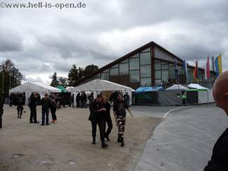 Blick auf die Stadthalle und den Merchbereich vor der Halle