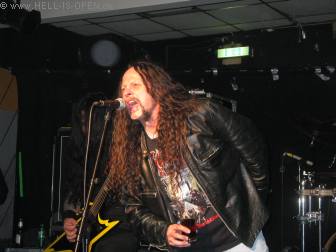 Krisiun spielen zum Abschluss das Venom Cover "In league with Satan" als Geburtstagsst&auml;ndchen f&uuml;r Bret Hoffmann von Malevolent Creation