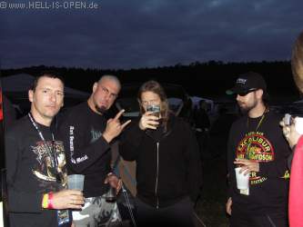 Hoher Besuch beim Hell-is-open Pavillon: AMON AMARTH und IMPIOUS kamen auf ein Bier vorbei. Von links: Pit aka UnDerTaker, Torben aka Blackie,  Fredrick Andersson von Amon Amarth (Schlagzeug), Valle Adiz von Impious (Gitarre)