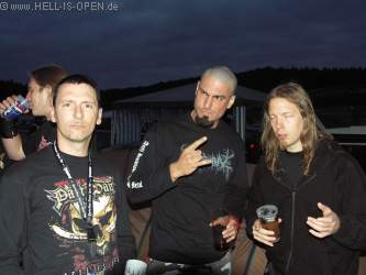 Hoher Besuch beim Hell-is-open Pavillon: AMON AMARTH und IMPIOUS kamen auf ein Bier vorbei. Rechts Fredrick Andersson von Amon Amarth (Schlagzeug)