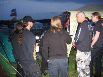 Hoher Besuch beim Hell-is-open Pavillon: AMON AMARTH und IMPIOUS kamen auf ein Bier vorbei.