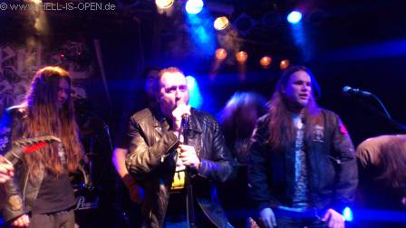 Zum Schlusssong noch ein Obituary Cover und alle d&uuml;rfen auf die B&uuml;hne und mitsingen und moshen