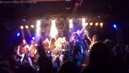 Zum Schlusssong noch ein Obituary Cover und alle d&uuml;rfen auf die B&uuml;hne und mitsingen und moshen