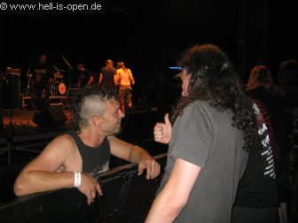 Fans mit Exhumed nach dem Gig
