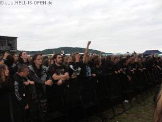 GRAVEWORM das Publikum geht voll mit