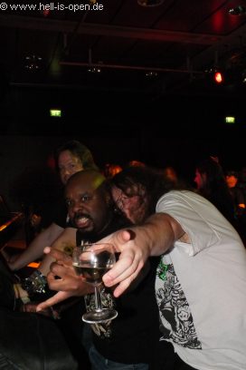 Fans feiern an der B&uuml;hne