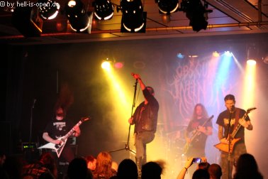 Obscure Infinity Andi von CHAOS INVOCATION performt "A Forlon Wanderer" als Gastsänger.
