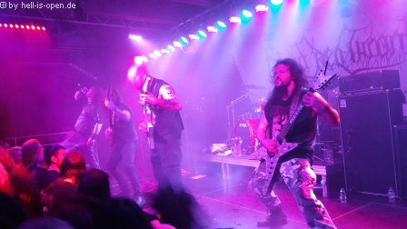 Blood Red Throne aus Norwegen rei&szlig;en die H&uuml;tte ab