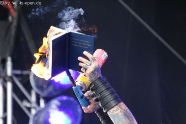 Vital Remains verbrennen eine Bibel