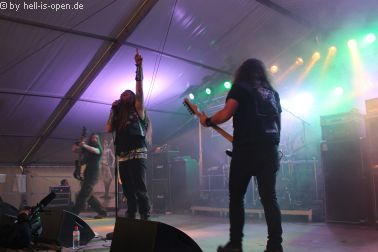 Atomwinter rocken das Zelt mit ihrem Death Metal