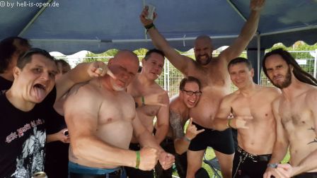 Das HIO Team hat dem Unwetter getrotzt. Und erst mal die nassen und arschkalten Klamotten ausgezogen...