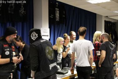 Fans und Bands beim Merchandise Path of Death 7 in Mainz