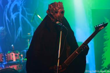 Grima mit Holzmasken und Black Metal aus Sibirien