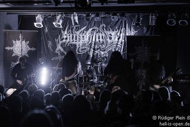 Sulphur Aeon sind der Co-Headliner mit ihrem düsteren Death Metal
