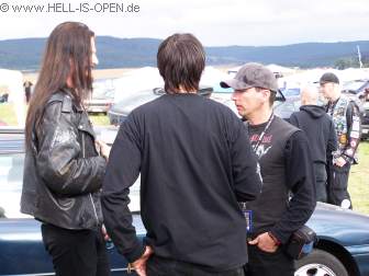 Der Sessiongitarrist von WATAIN im Gespr&auml;ch mit Torben aka Blackie und Pit aka UnDerTaker bei hell-is-open am Campingplatz