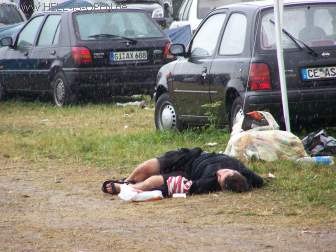 Im Vollrausch bei strömenden Regen mitten auf dem Weg zusammengebrochen